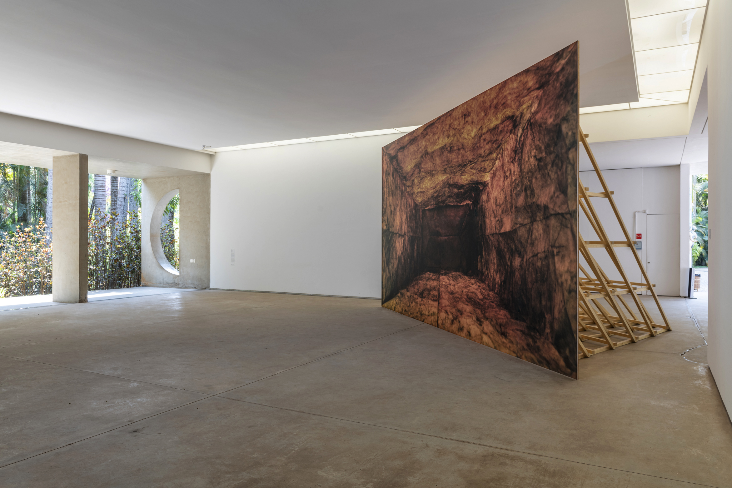 Propaganda (Arco-Íris Cor de Sangue), 2021
C-print with lamination, wood structure
425 x 800cm
Instituto Inhotim, Minas Gerais
