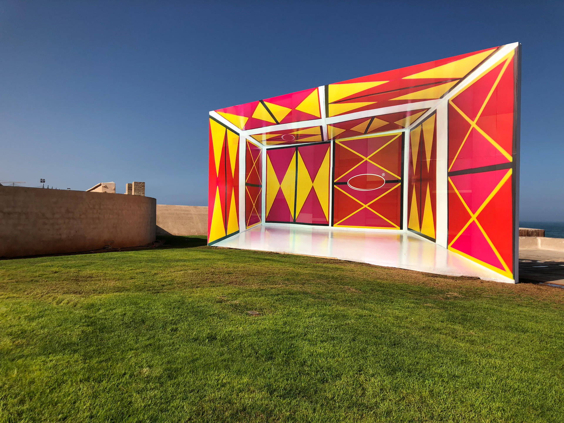 Terrain de Proximité, 2019
800 x 1500 cm
Vinil adesivado sobre painel de madeira
Rabat Biennale, 2019
