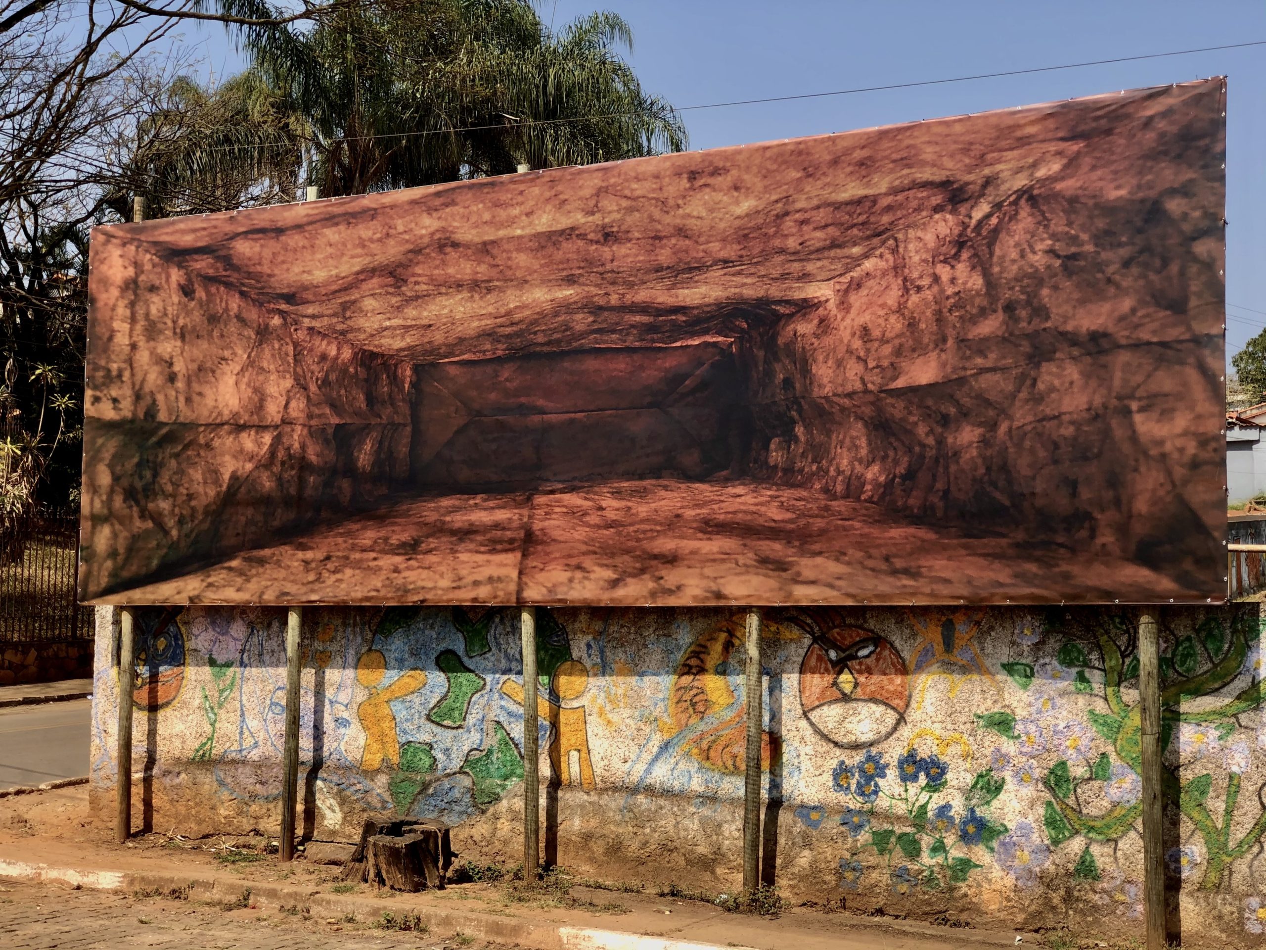 Propaganda (Arco-Íris Cor de Sangue), 2021
Inkjet printing on vinyl canvas
300 x 900cm
Brumadinho, Minas Gerais
