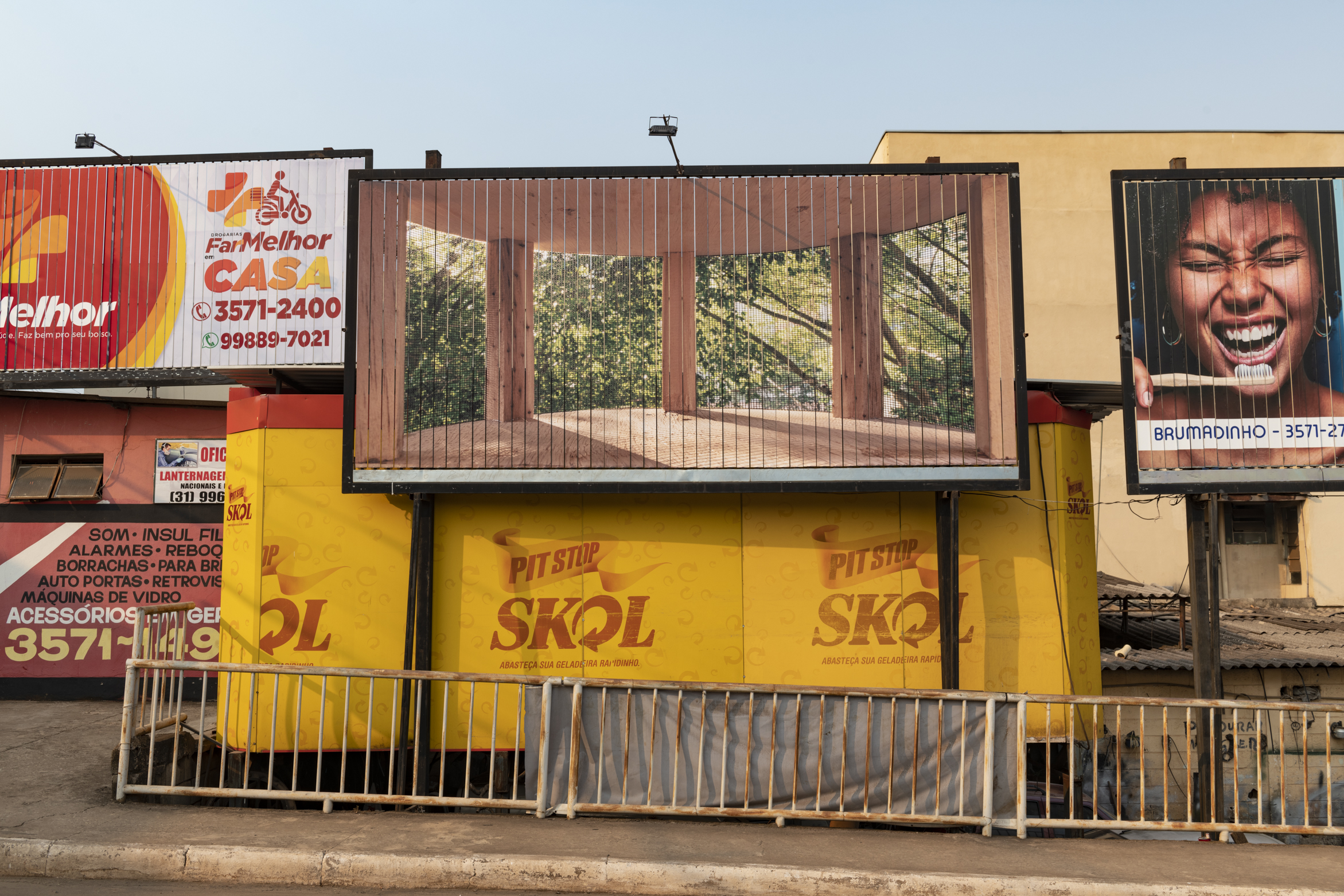 Propaganda (Pavilhão #3), 2021
Inkjet printing on adhesive vinyl on three-phase panel
200 x 400cm
Brumadinho, Minas Gerais

